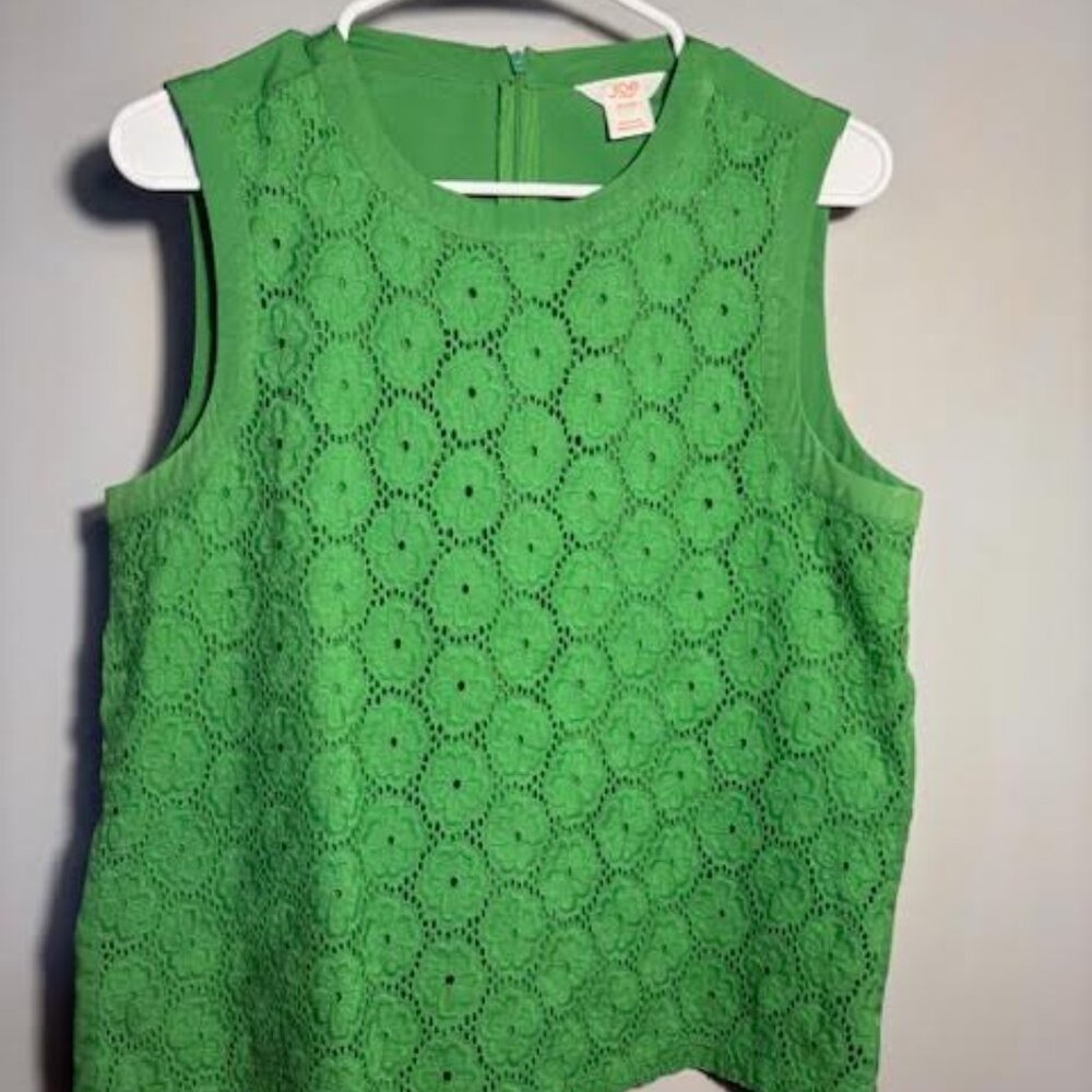 Pretty kelly green sleeveless top with eyelet overlay